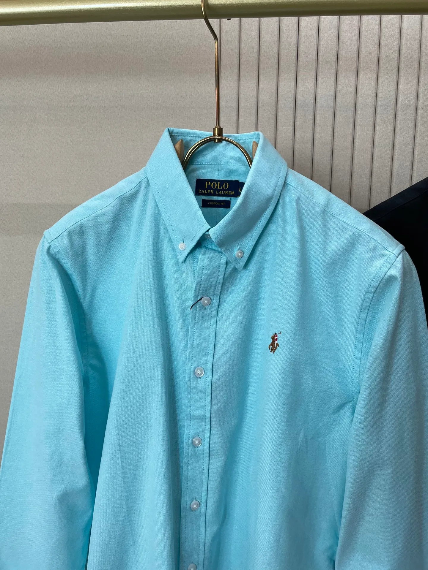 P220 🌸🌸🌸 POLO Ralph Lauren [High Quality] Classic shirt! The classic casual shirt made of pure cotton Oxford cloth has a unique design. It has a simple, clean and classic silhouette design. It is a versatile style that can be switched at will. The fabric feels soft and delicate, highly breathable, and is close to the skin and comfortable to wear. It can be worn alone as an inner layer. Its versatile performance is beyond your imagination! The upper body of the ready-to-wear is simple and classic yet elegant! Size:M-XXL